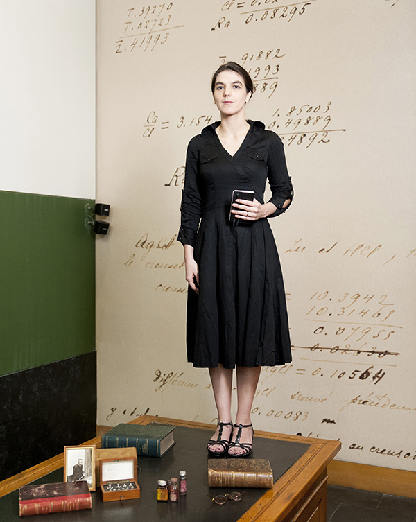 Elisa Bou, conteuse dans le rôle de Marie Curie © Sacha Lenormand photographe professionnel portraitiste Paris