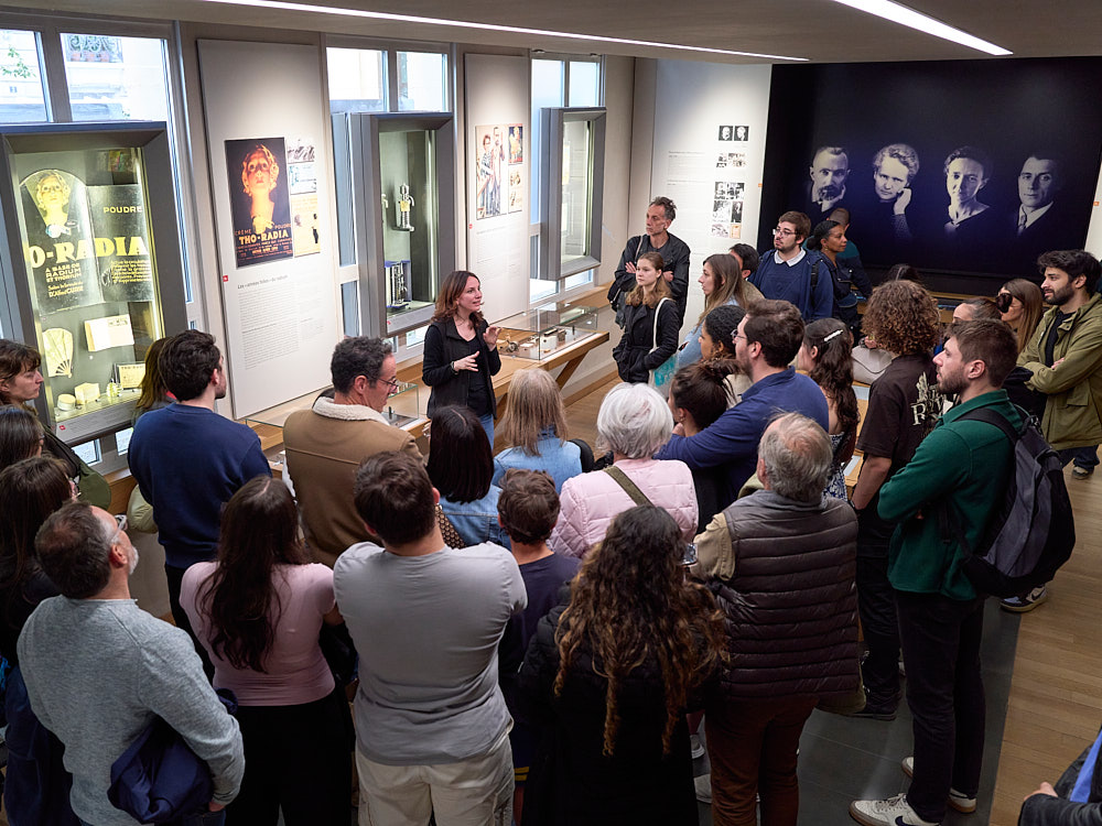 Visite avec une médiatrice scientifique au Musée Curie