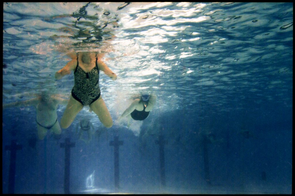 La vie sous-marine des piscines parisienne. ©Sacha Lenormand photographe Paris