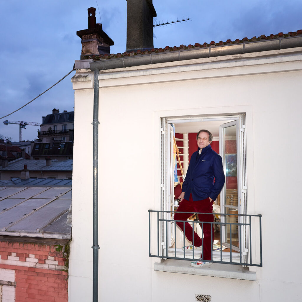 Portrait de Cyril DESTRADE artiste-peintre à la fenêtre de son atelier. ©Sacha LENORMAND Photographe Paris
