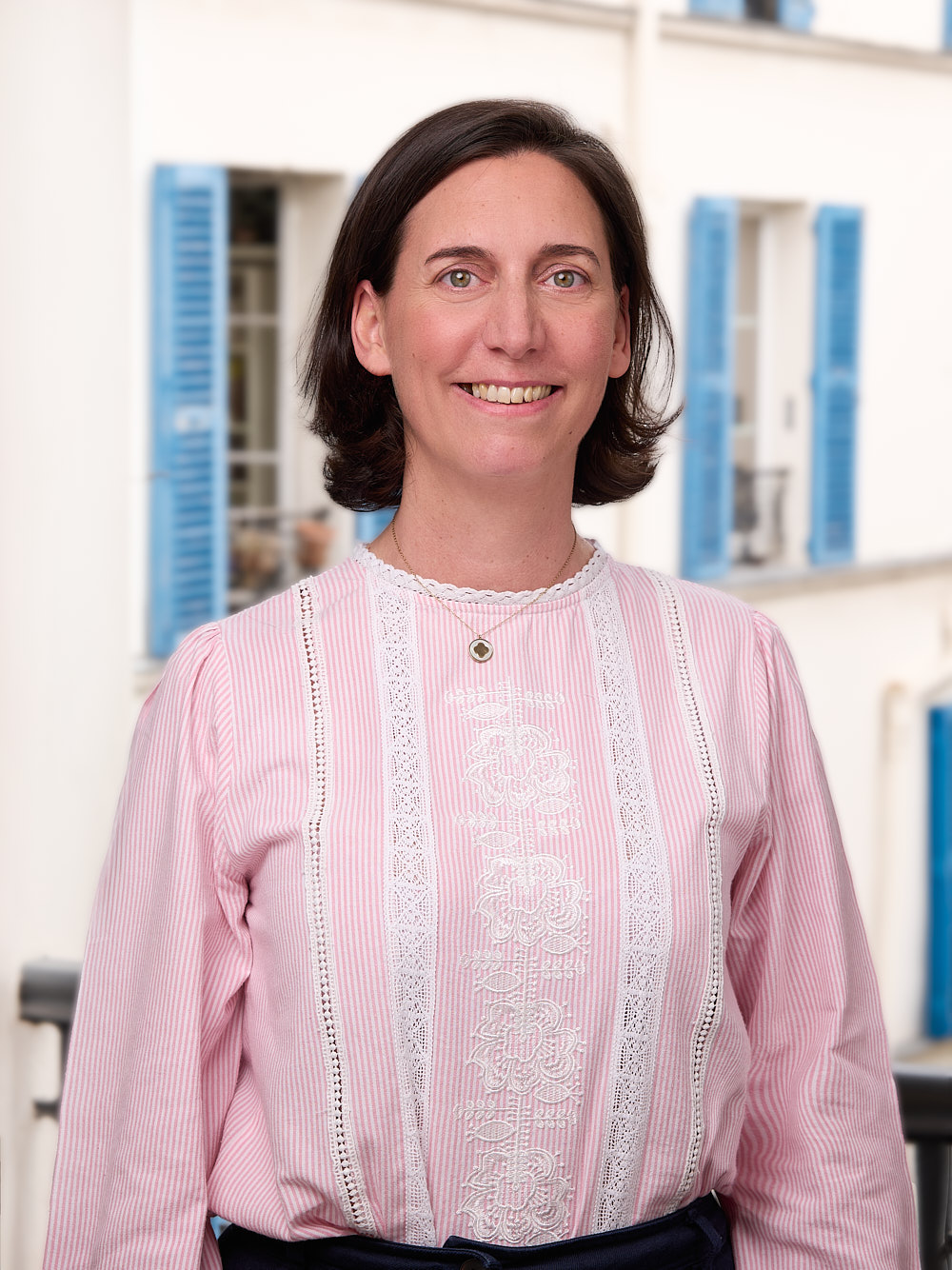Une femme pose pour un portrait d'entreprise
