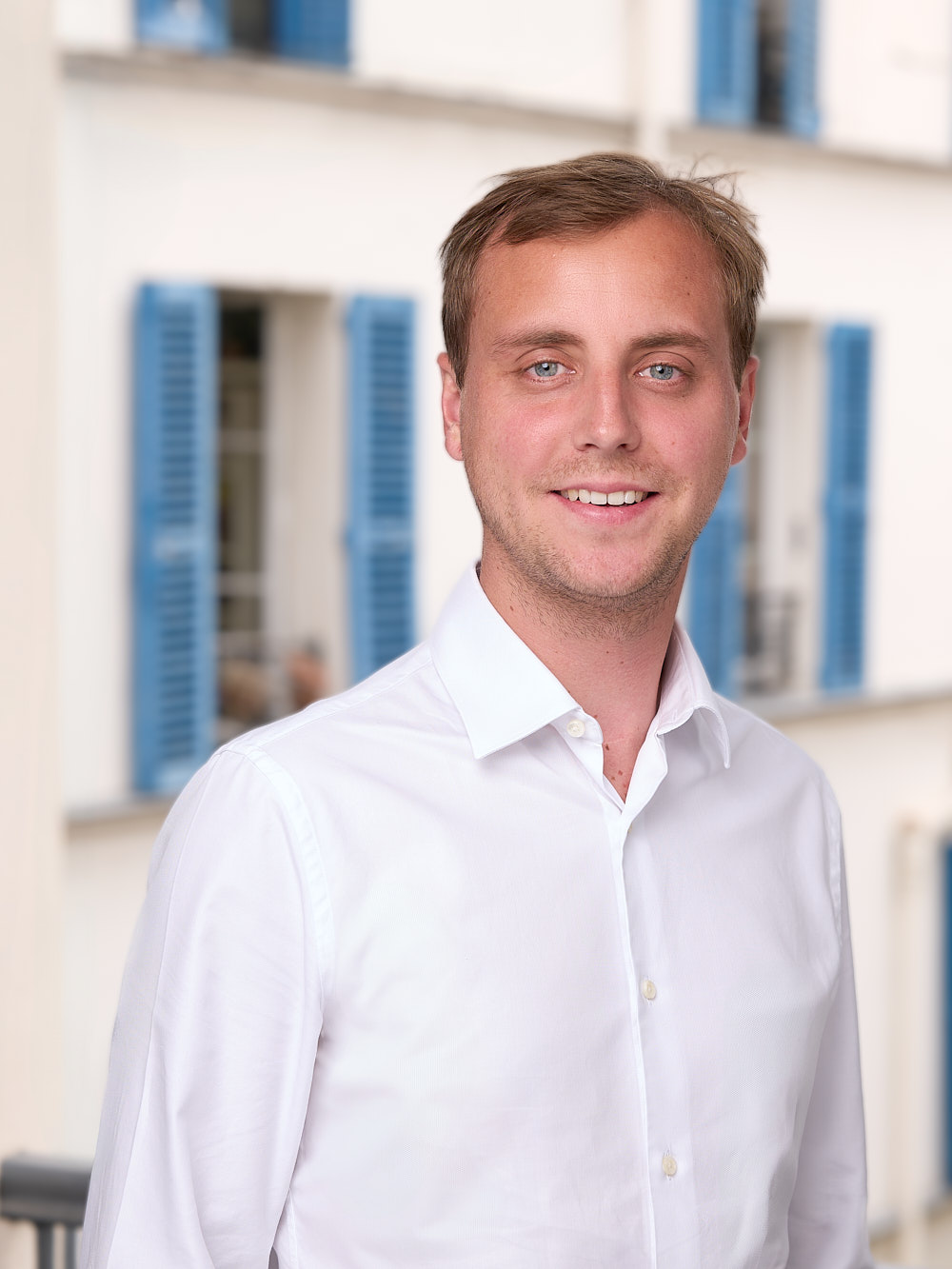 Un dirigeant d'entreprise pose pour son portrait officiel. 