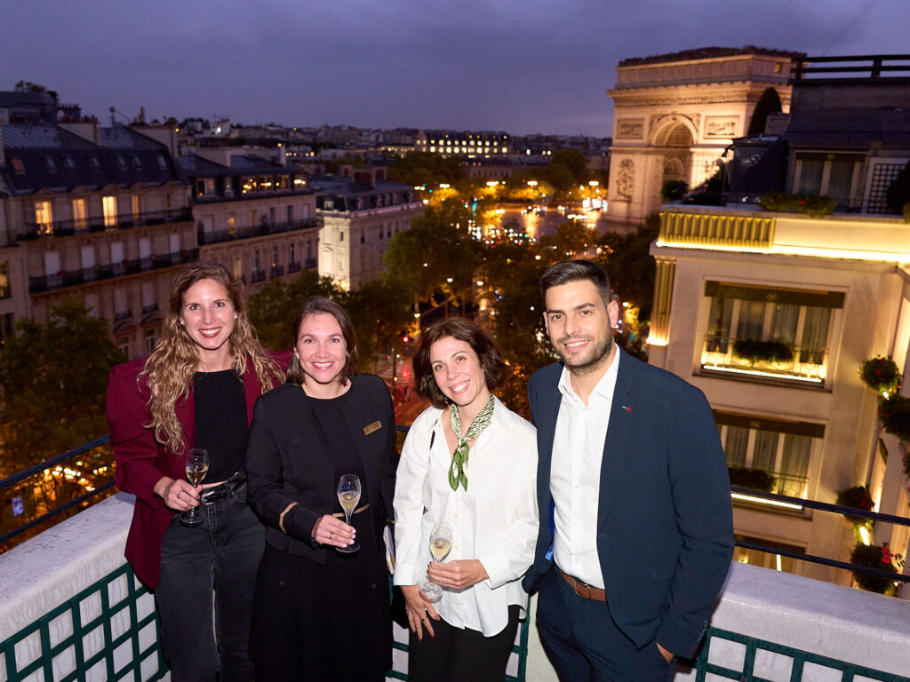 Groupe photographié avec une vue sur Paris
