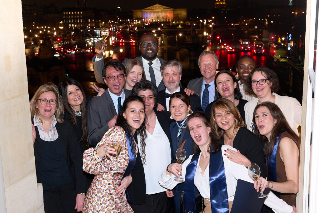 Photo de groupe avec vue sur la place de la Concorde à Paris