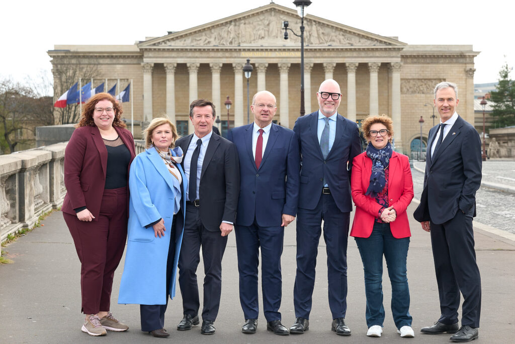 Photo de groupe devant l'Assemblée Nationale